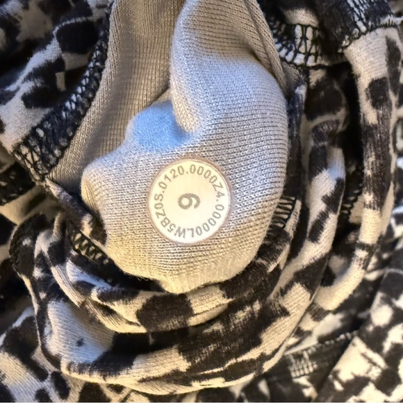 Like New lululemon Align™ High-Rise Pant 28" in Urban Block Ice - Picture 4 of 5